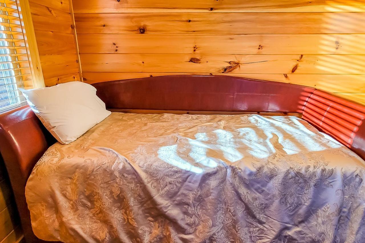 3 Lazy Bears Chalet Gatlinburg Exterior photo